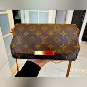 LOUIS VUITTON
Monogram Favorite PM; Excellent condition; brand new hardware